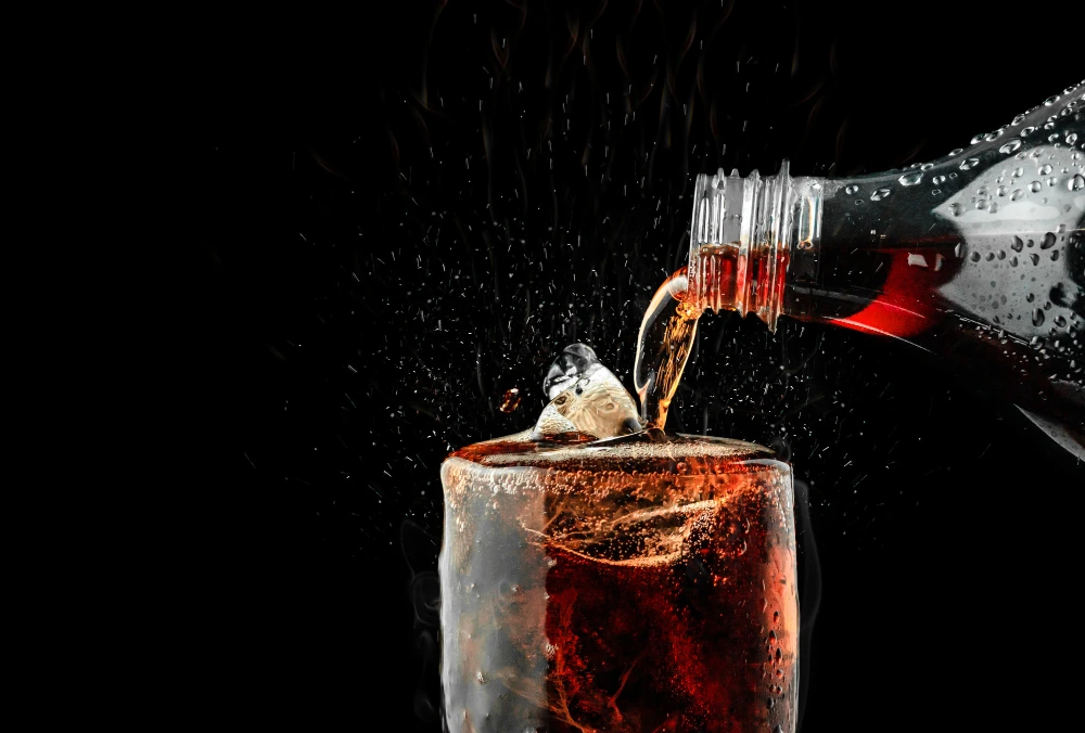 pour-soft-drink-glass-with-ice-splash-dark-background_resultado